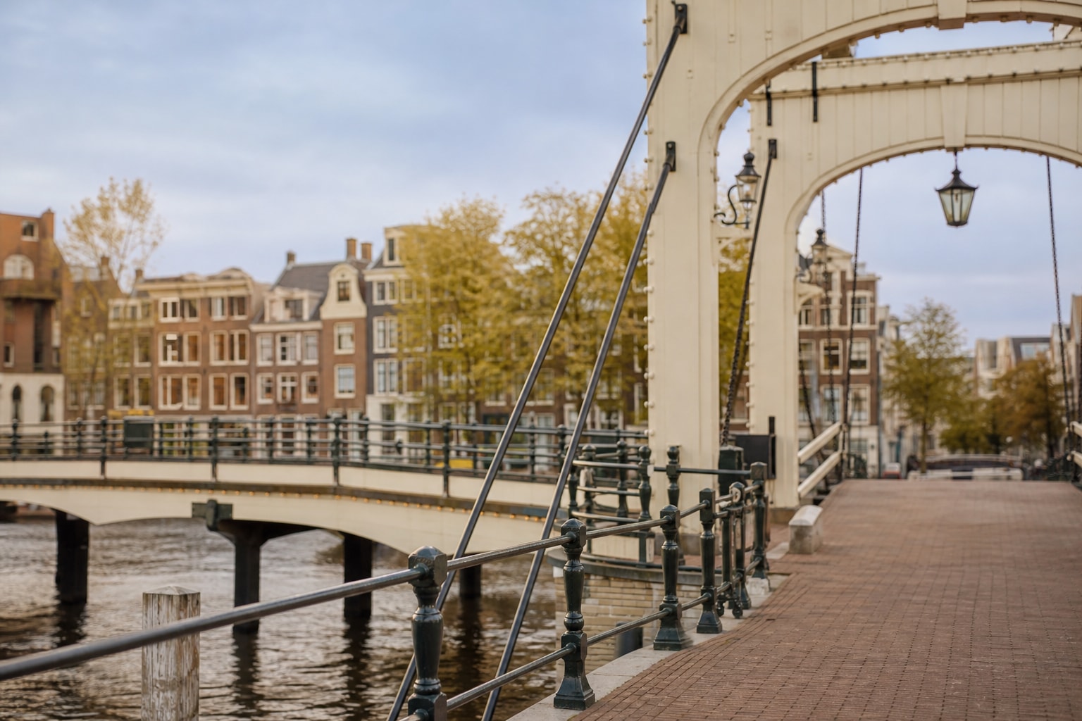 Bridge Features at Magere Brug